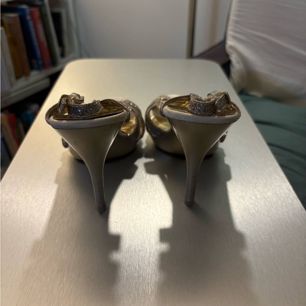 Fabulous Holiday Party Shoes! Gen E Ration Gold Glitter Heels - Picture 3 of 6